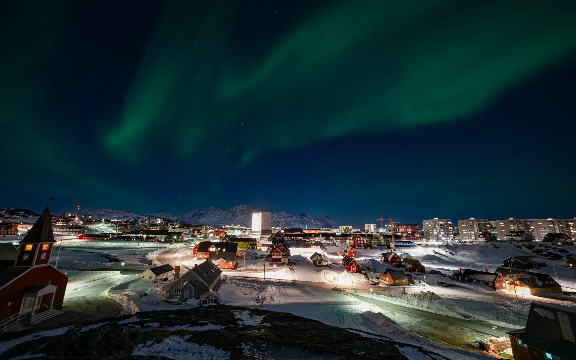 努克这个地方，人口1万6，比中国绝大多数小镇人口都要少。停电了也不要紧，极光会照