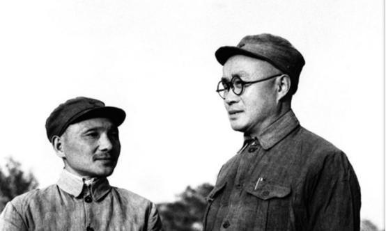 1947年，刘伯承正在基层视察军队的时候，偶遇一位河边拾粪的老农。刘伯承主动上前