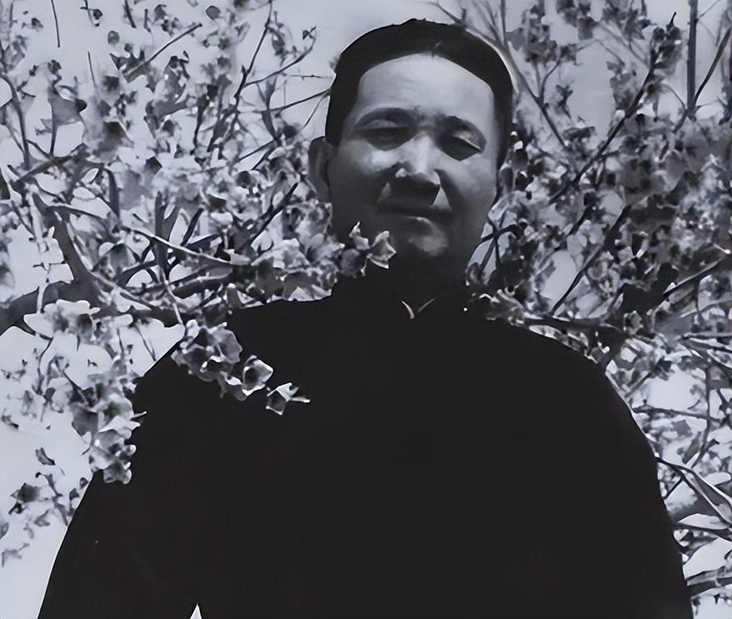 1949年，一个军长的"第四条路"。1949年9月22日，酒泉机场。跑道上，