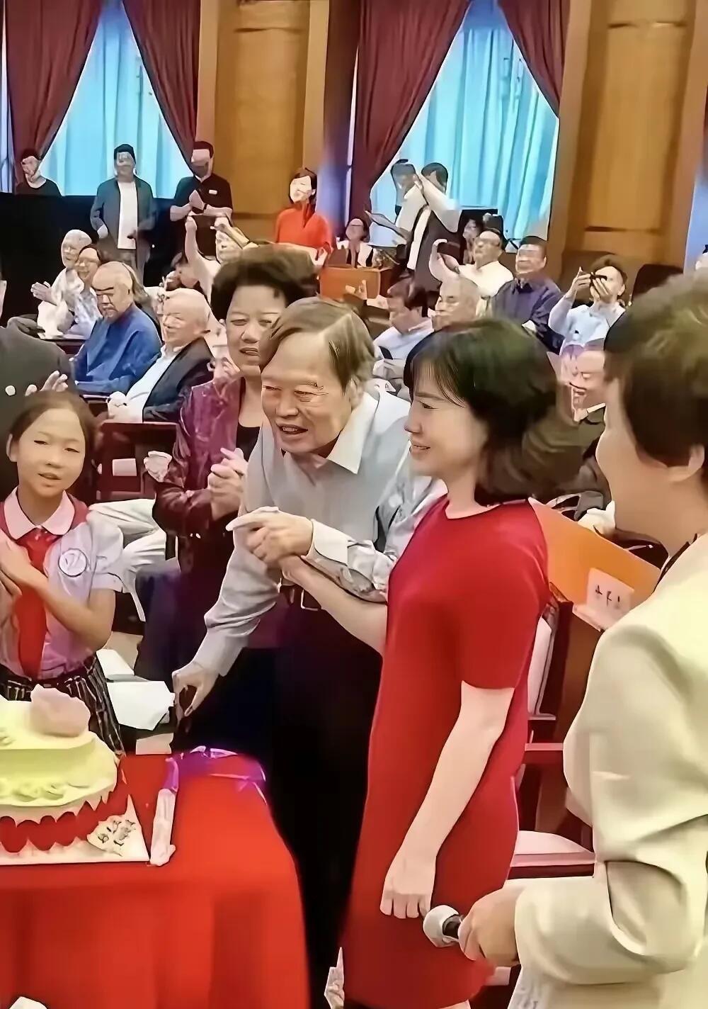 其实翁帆还是幸福的，48岁了身材依然这么苗条，不管杨振宁教授走到哪里，都会牵着妻