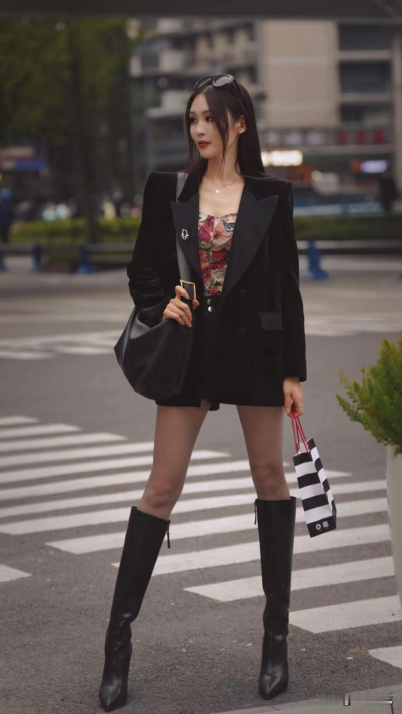 时髦精女神穿搭那可太多啦！先说复古港风穿搭，一件修身的碎花旗袍配上一双精致的玛丽