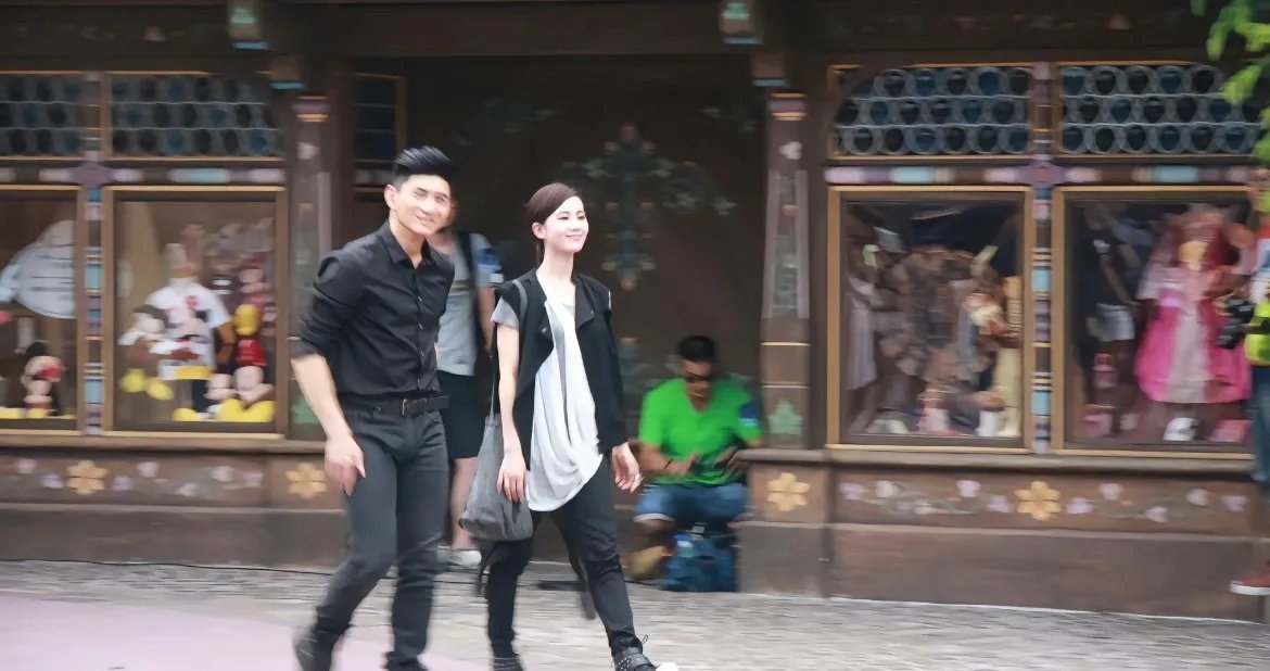 刘诗诗icon与吴奇隆icon在迪士尼icon被偶遇，刘诗诗真的太美了绝对是冷白