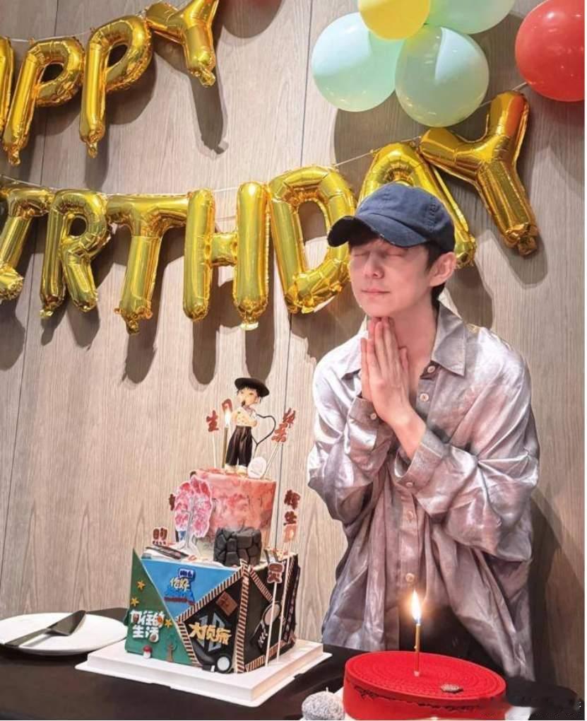何炅51岁生图刷屏胸肌抢镜娃娃脸逆龄网友：这状态是真实存在的吗​​​