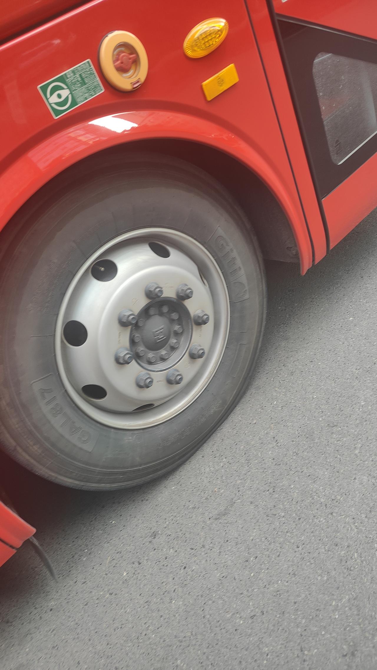 大客车的轮胎也太大了估计一个轮子承重一千斤都没有任何问题