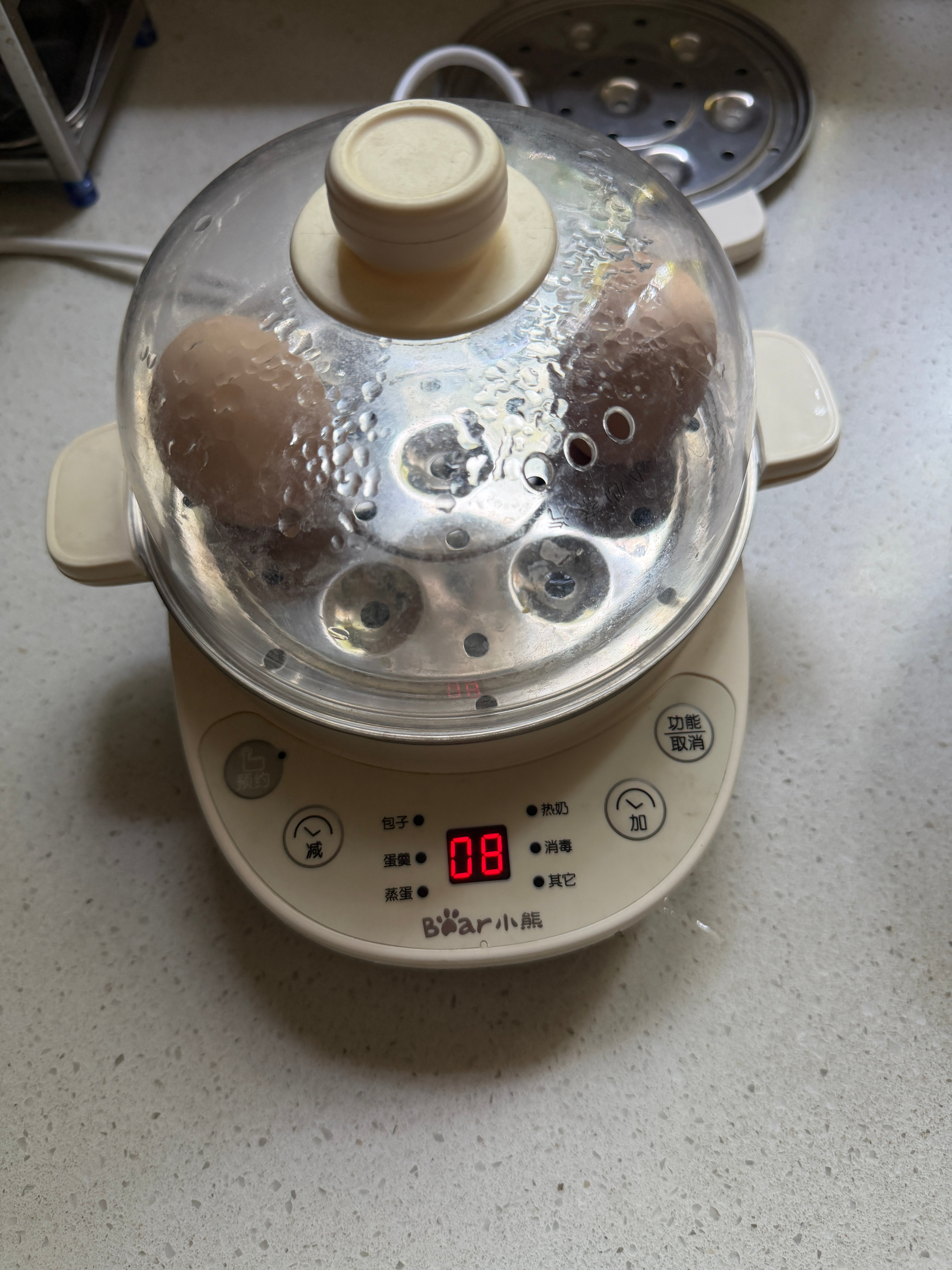 每天早上吃水煮蛋我也快吃成蛋神了。以前是水开之后8:30。最近发现蒸蛋器也挺好