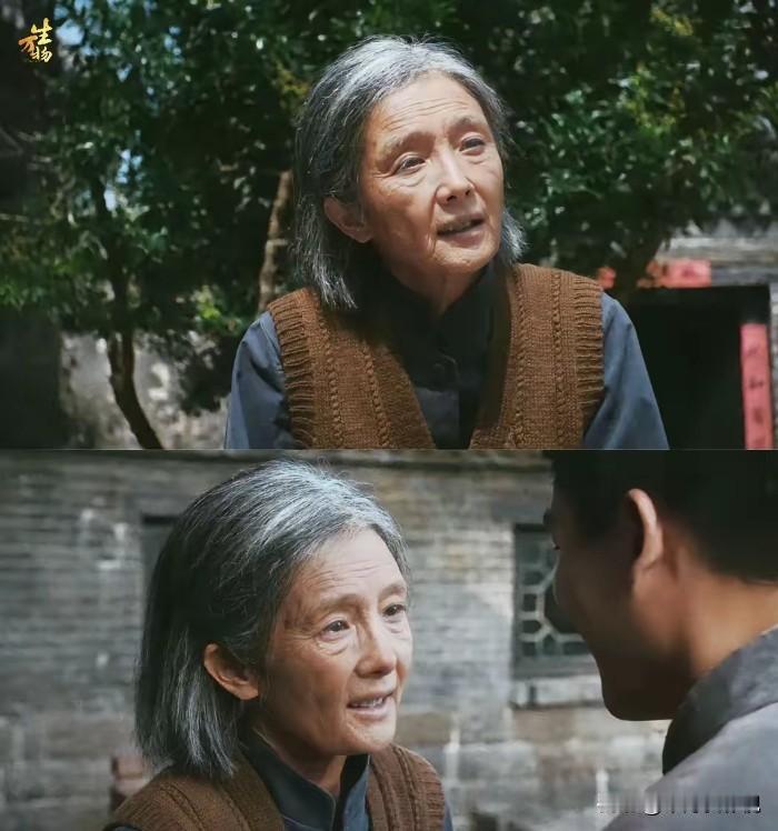 杨幂那老年装是真绝啊！一看就知道化妆师多牛。连皮肤纹理、老了之后的神态都抓得