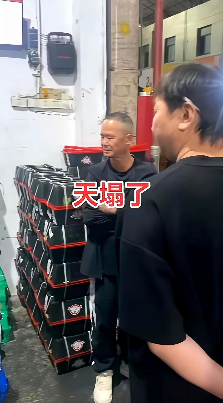 5月20日报道，浙江杭州，一男子是卖杨梅的商贩，自从曝光福建漳州杨梅，用8000
