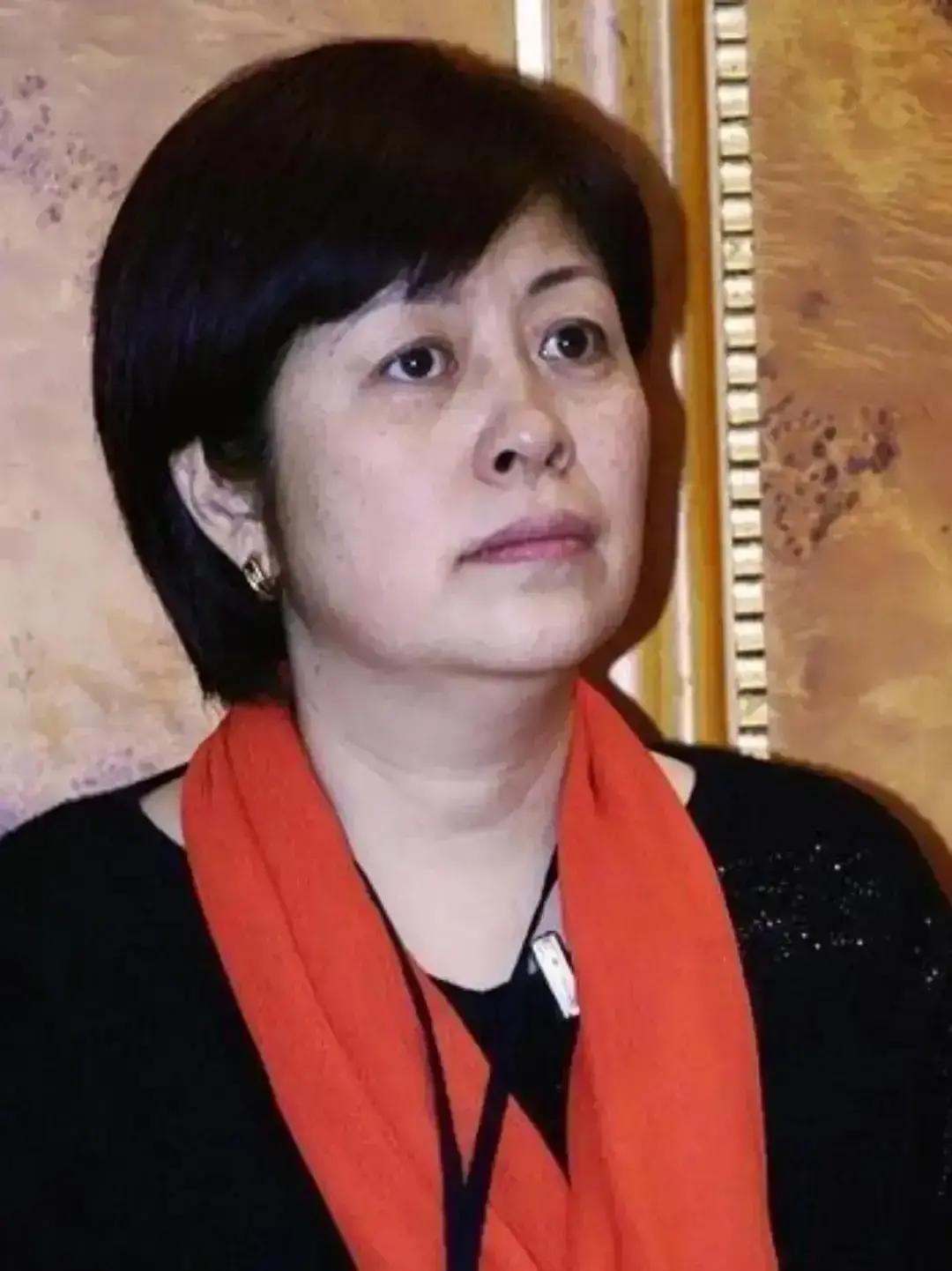 2005年，王京花决定离开华谊，她问旗下的艺人：“谁要跟我走！”几十个艺人们表示：“愿意！”王中军挽