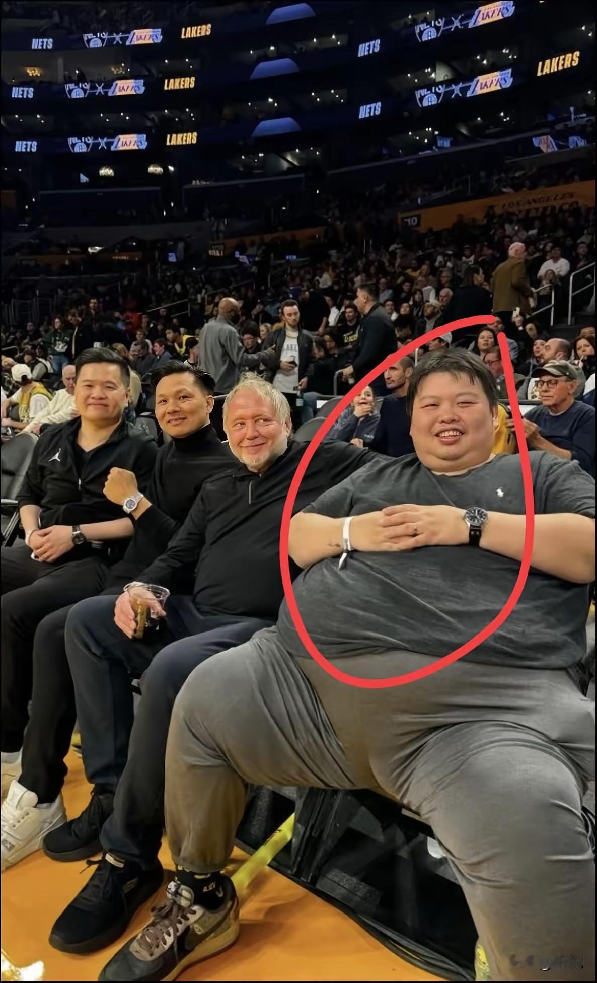 这小伙子，看着就不一般！一定是重量级人物！