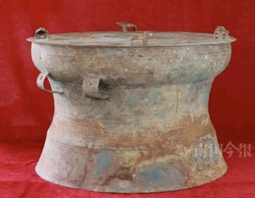 运气来了挡都挡不住最近，柳州柳城县一位大叔去河边竹林挖蚯蚓钓鱼，一锄头下去，没