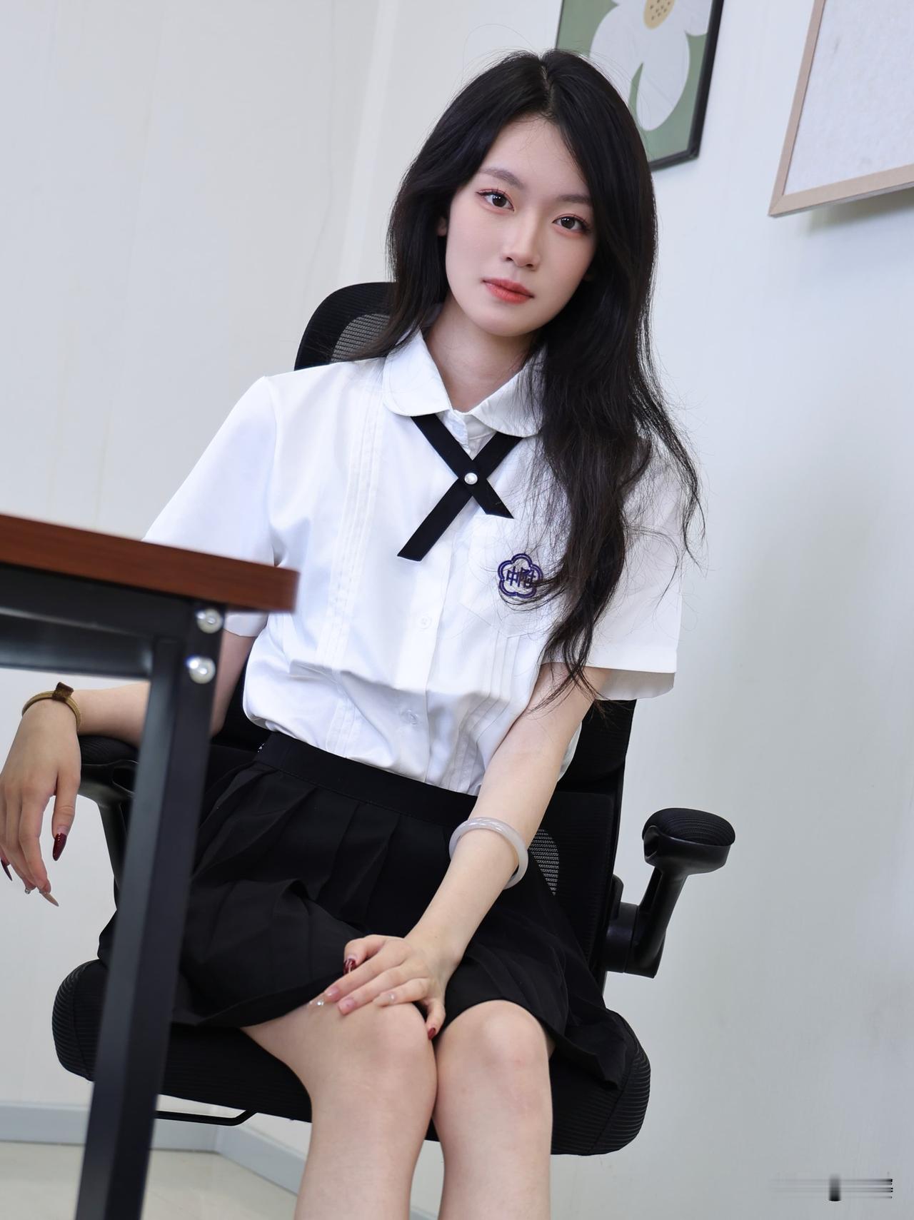 今天穿上了心爱的JK制服，白衬衫搭配黑色百褶裙，还有一双及膝的白袜和棕色小皮鞋，