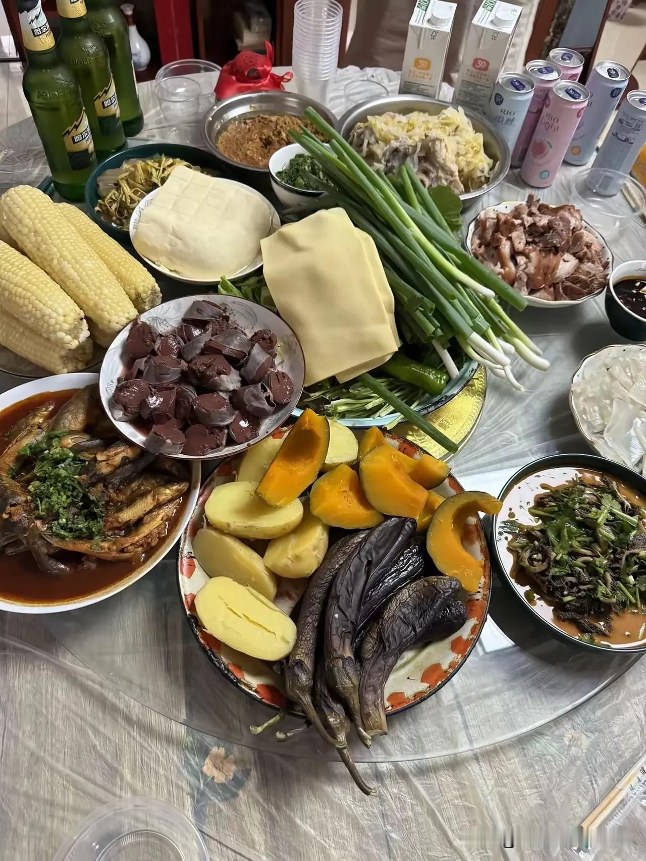 这一桌东北硬菜，在东北地区可能比较常见，但是在山东地区是很少见的。东北人电视剧里