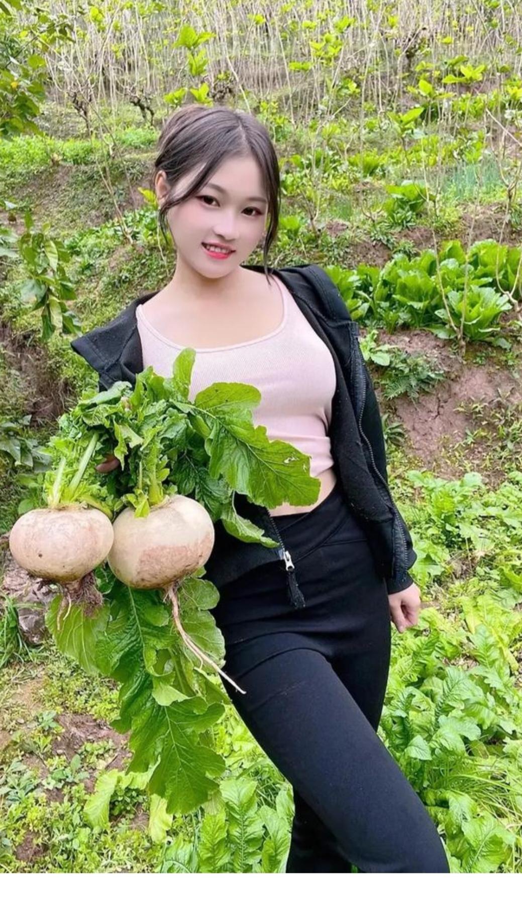 珍爱“土地”庄稼一枝花，全靠肥当家。姑娘手持两个大萝卜。就是很好的