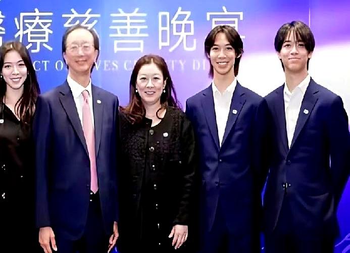 你家娃儿长得像谁？别急着说“遗传”，先看看这仨娃——两儿一女，个头齐腰、脸型相