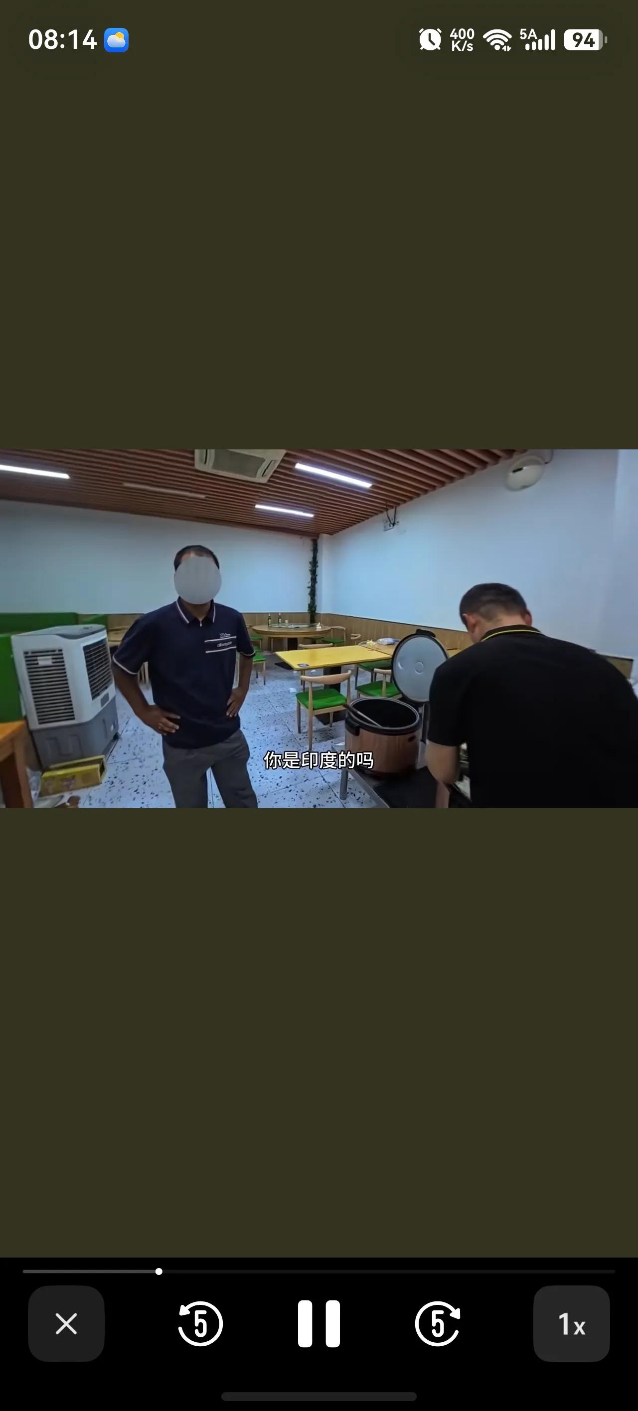 离谱，印度人入乡不随俗，伸手进公共饭锅抓饭吃，被博主抓包！一个博主在一个饭馆吃