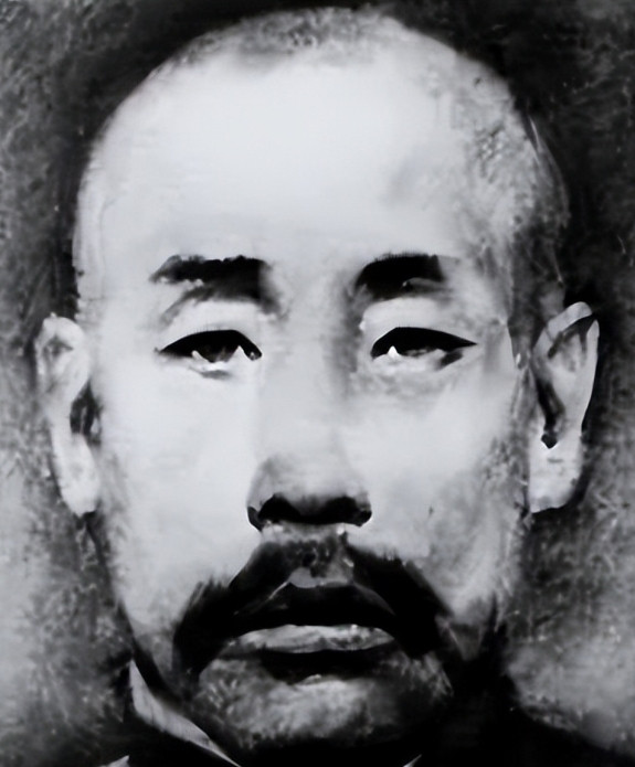 1939年，八路军战士在刺死五名日军后，已经精疲力尽。这时，一个身材高大的鬼子朝