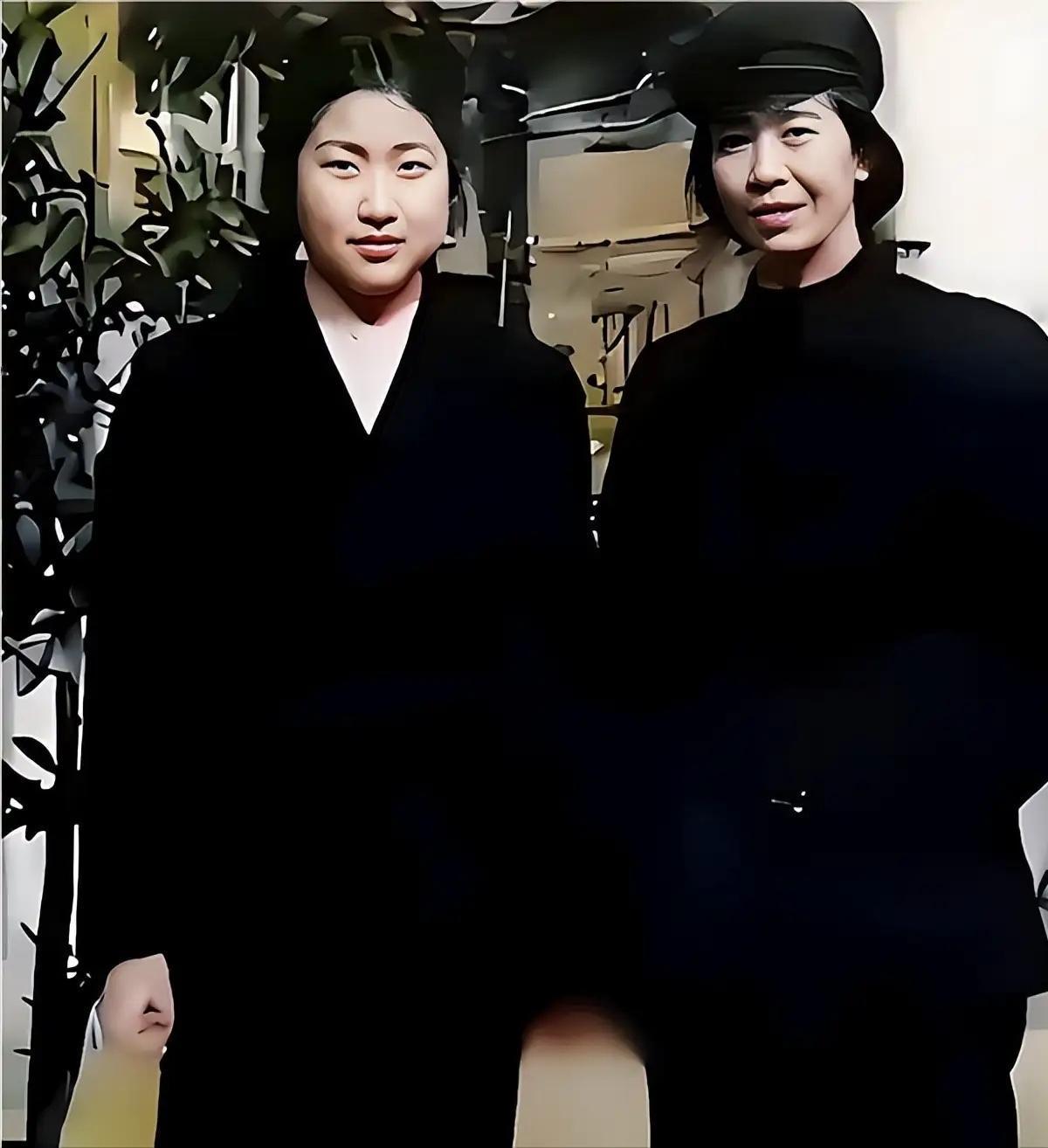 这是李敏和母亲贺子珍在上海的罕见合影，都看看吧，母女俩的眉眼出奇的相似，真是血缘