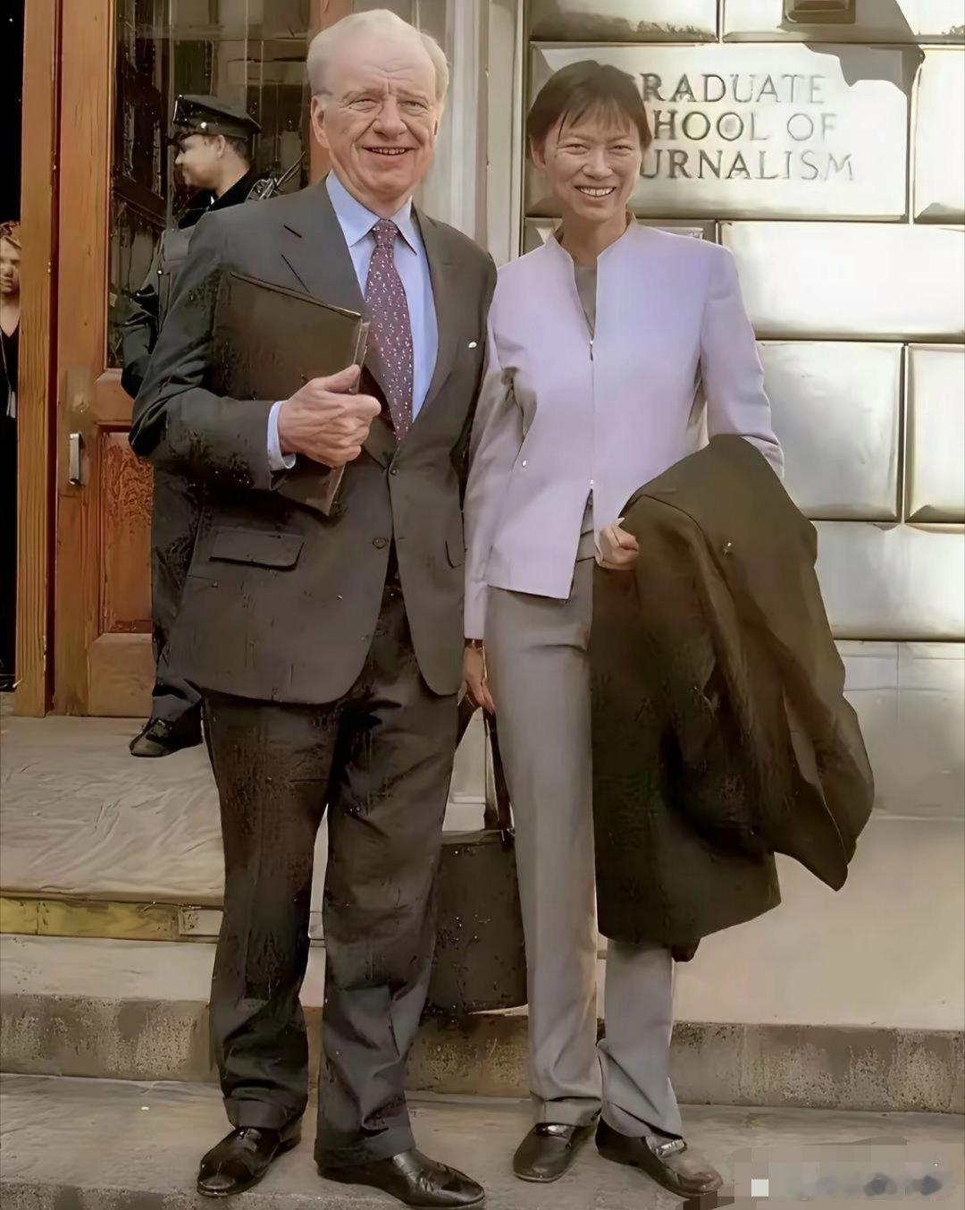 默克多这么有钱，啥样的美女没见过，偏偏娶了相貌平平甚至还有点丑陋的邓文迪。这说明
