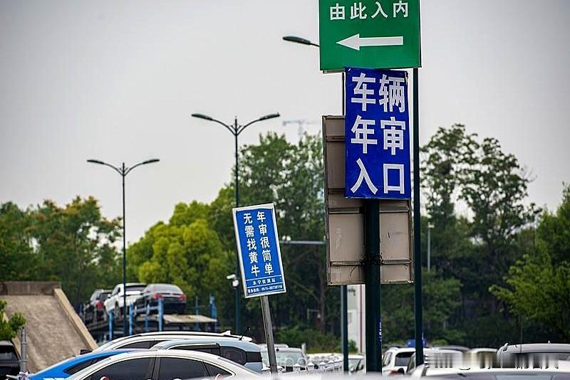今天去审车时，电话打给常联系的黄牛，话筒那头还在喘，说160元包过，自己去是15