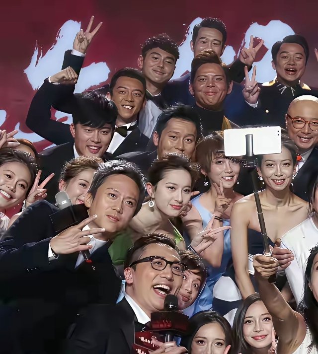 刘亦菲在中间C位是毫无争议，因为她最靚；杨幂虽不在C位，然而还是很容易发现她。