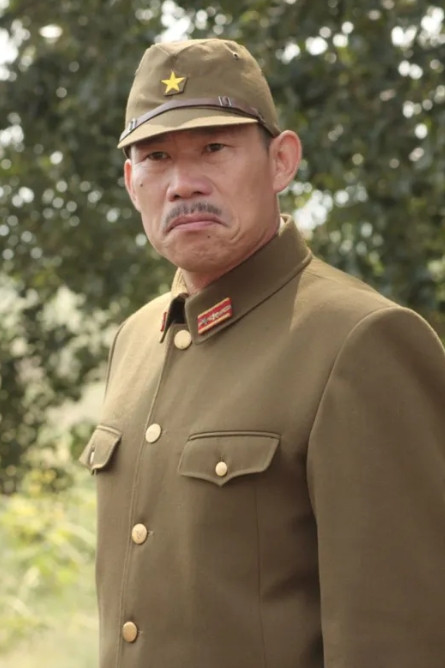 2004年，在《亮剑》开始筹拍的时候，当所有演员都已确定，却唯独饰演日本军官的演