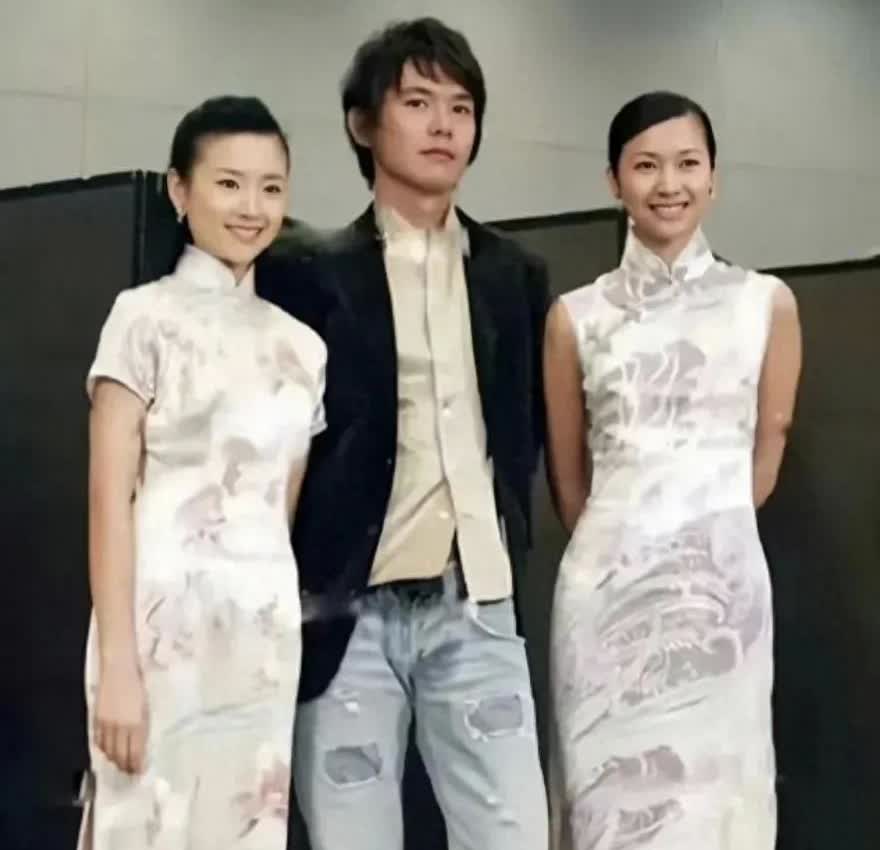 和董洁一比，徐静蕾很普通，穿同款旗袍气质也比不上董洁。中间这位男星是谁？