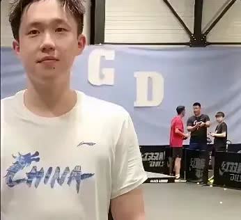 快看！逮住一对偷偷穿情侣装的！我就不点名了，下训后到我办公室来一趟！