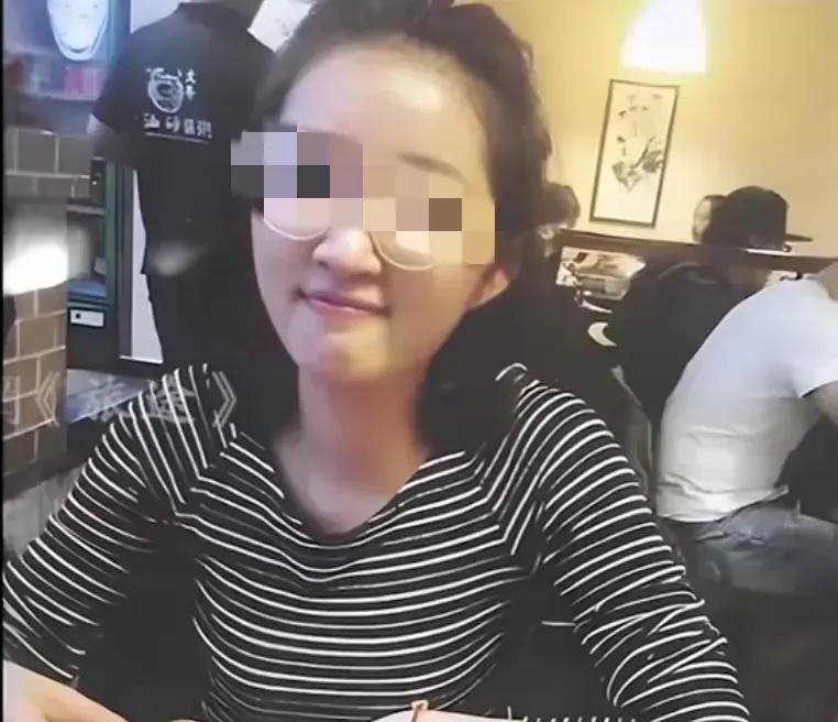 章莹颖遇害8周年，父母没有一天不想她，可至今连根头发丝都没找到，妈妈不敢看她的照