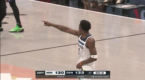 华子指着三个裁判说：就是你们几个混蛋把这么好看的比赛吹没了！尤其是Scott