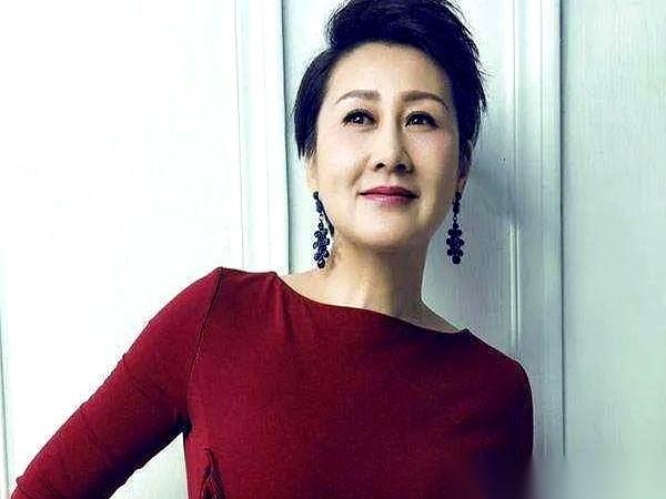 1996年，演员张凯丽家，一件大事提上日程：婆婆要从老家过来一起住。张凯丽当即