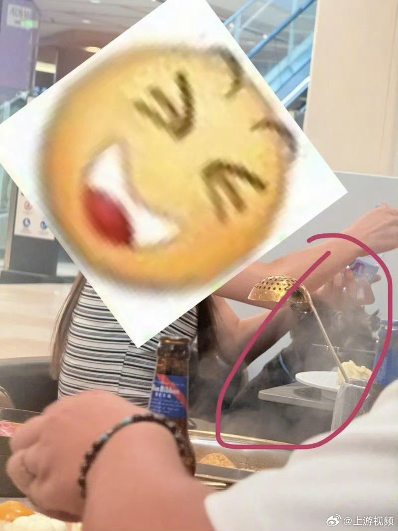 #女子带狗上桌吃饭致餐厅被停业#【武汉一餐厅因女顾客带狗上桌吃饭停业整改，市监局