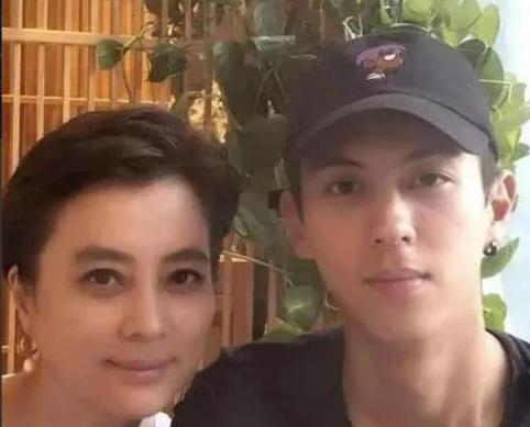 1997年，李玲玉嫁给犹太富商杰瑞，新婚夜，李玲玉开玩笑说：“你不怕我嫁给你，是