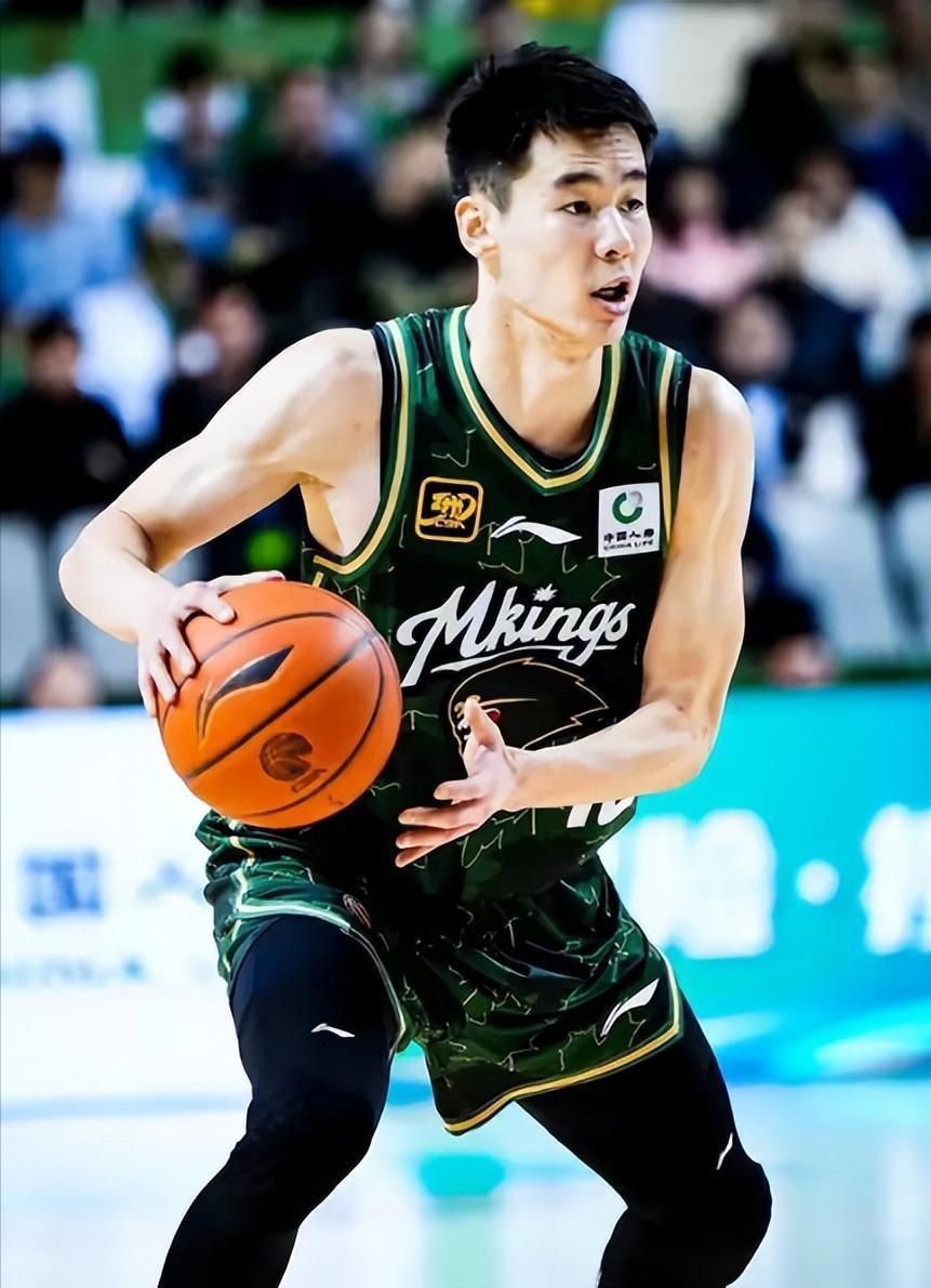 郭昊文的天赋在亚洲算顶级吗？2米的身高打后卫，这硬件条件确实老天爷赏饭吃，