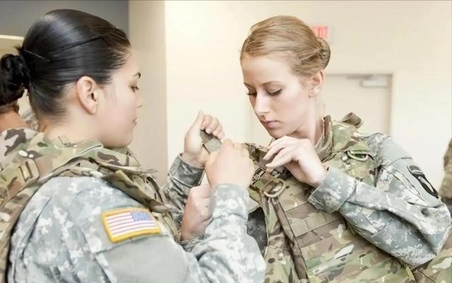 任何一艘美航母上，都要带足大量女兵？她们在航母上有什么作用？很多人好奇，美国航