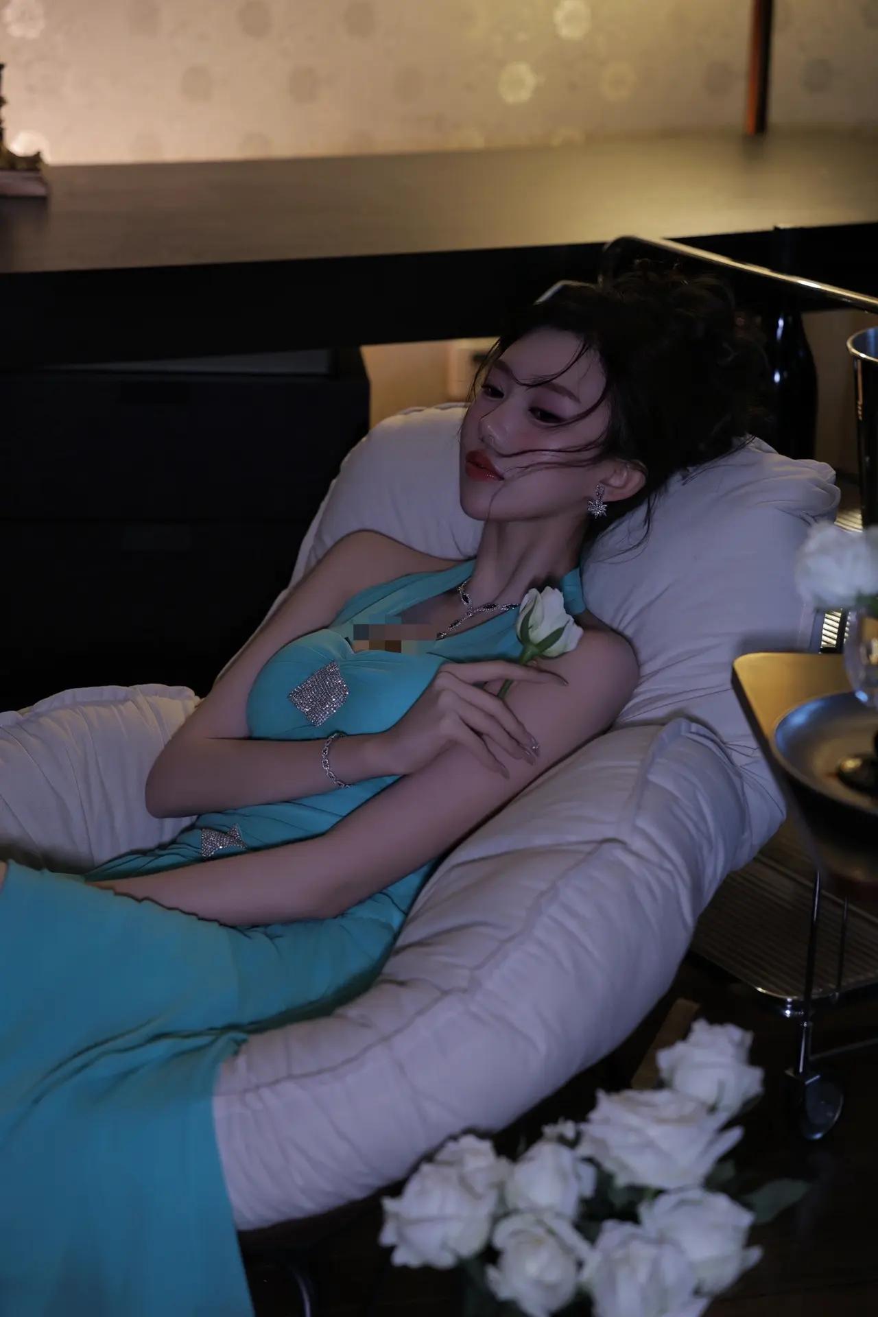 优雅蓝裙，静享时光，玫瑰相伴，美不胜收。