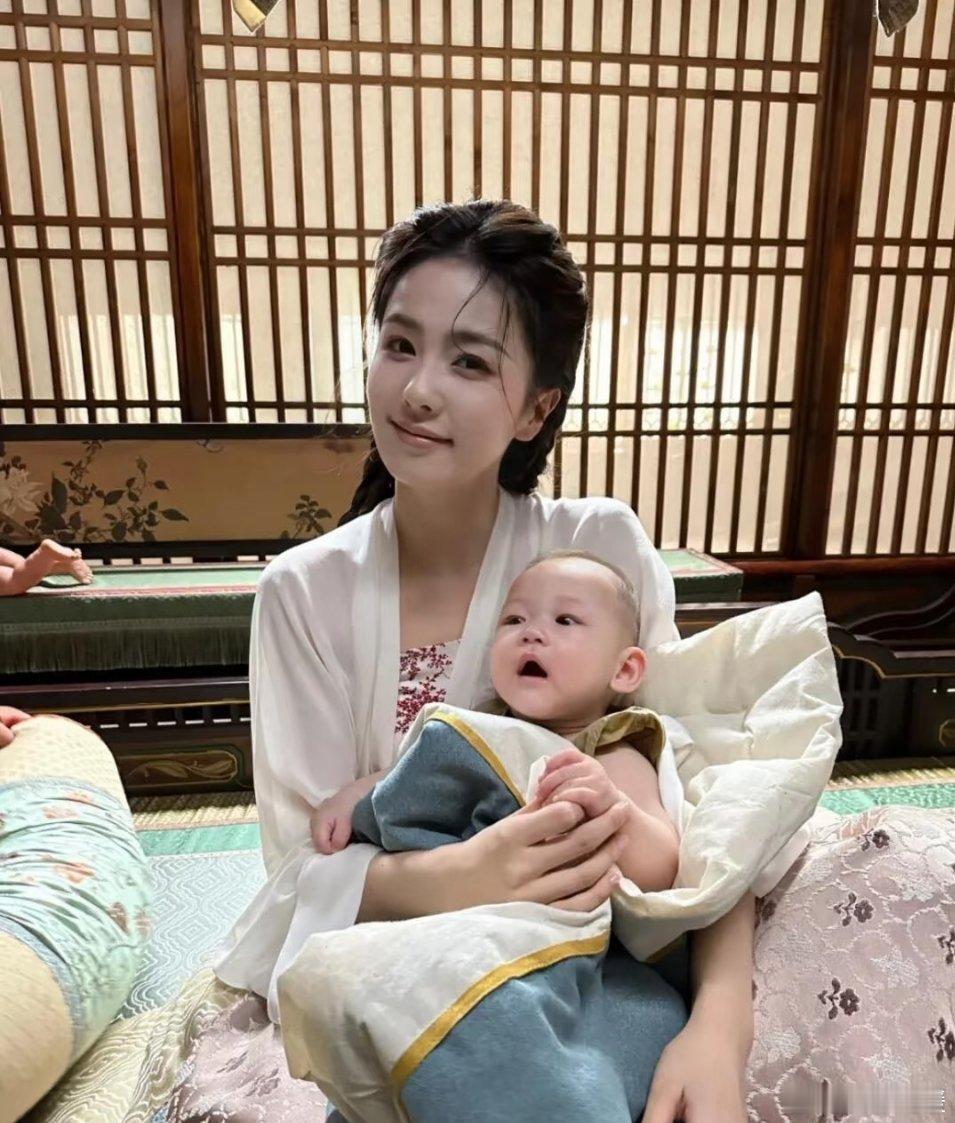 临江仙白九思与花如月，上古神祇，生而为神却难逃宿命。鸿蒙初开，他们携手平定三界
