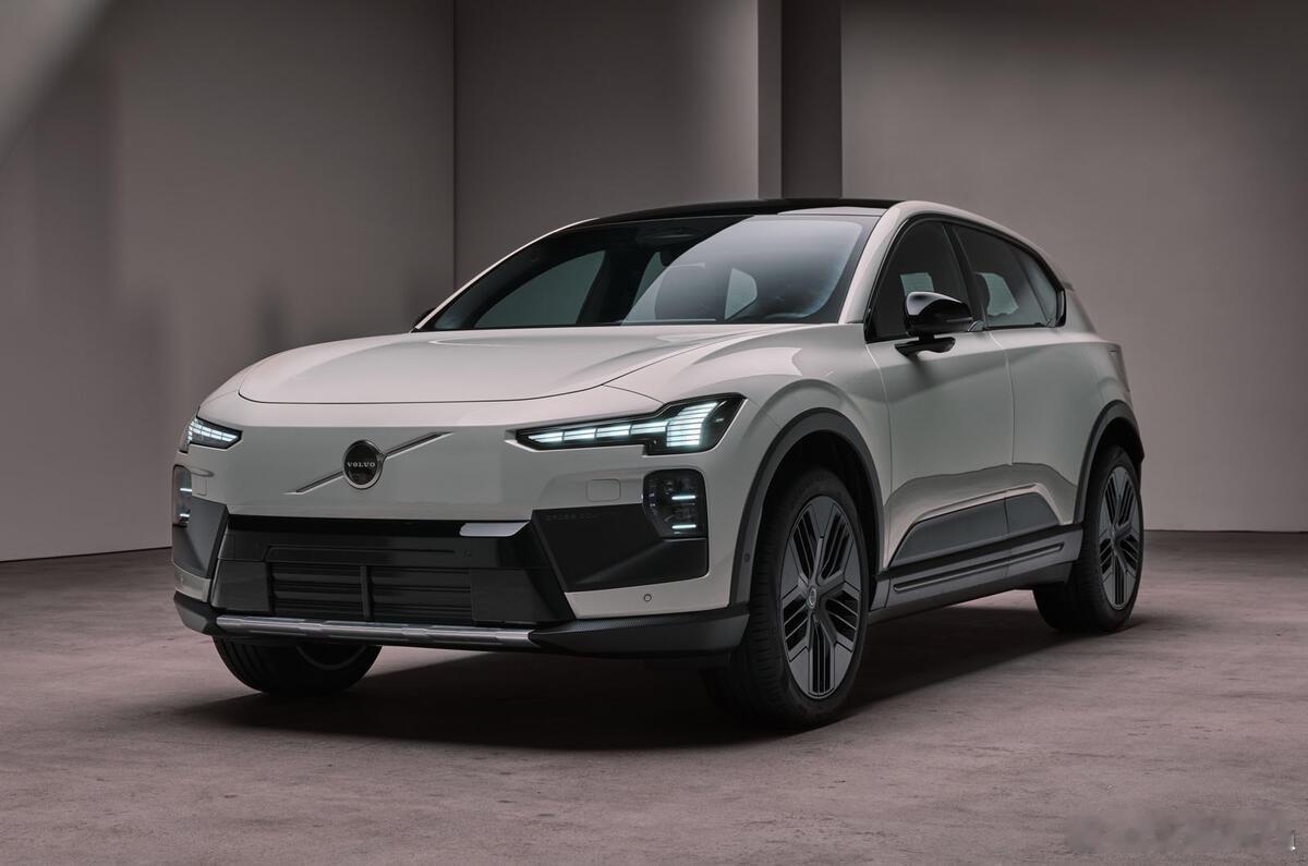 现在瑞典人相当于在中式纯电EX30，和自己搓的破烂纯电EX90中间，找到了一个平