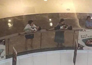 妈妈心这么大, 熊孩子就是被妈妈这么培养出来的, 网友看完愤怒了