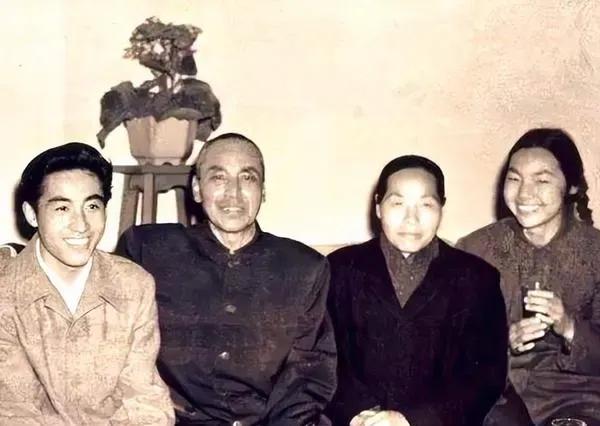 庄则栋亲笔写了封信，寄给徐寅生、李富荣、张燮林，信里八个字：渡尽劫波兄弟在，相逢