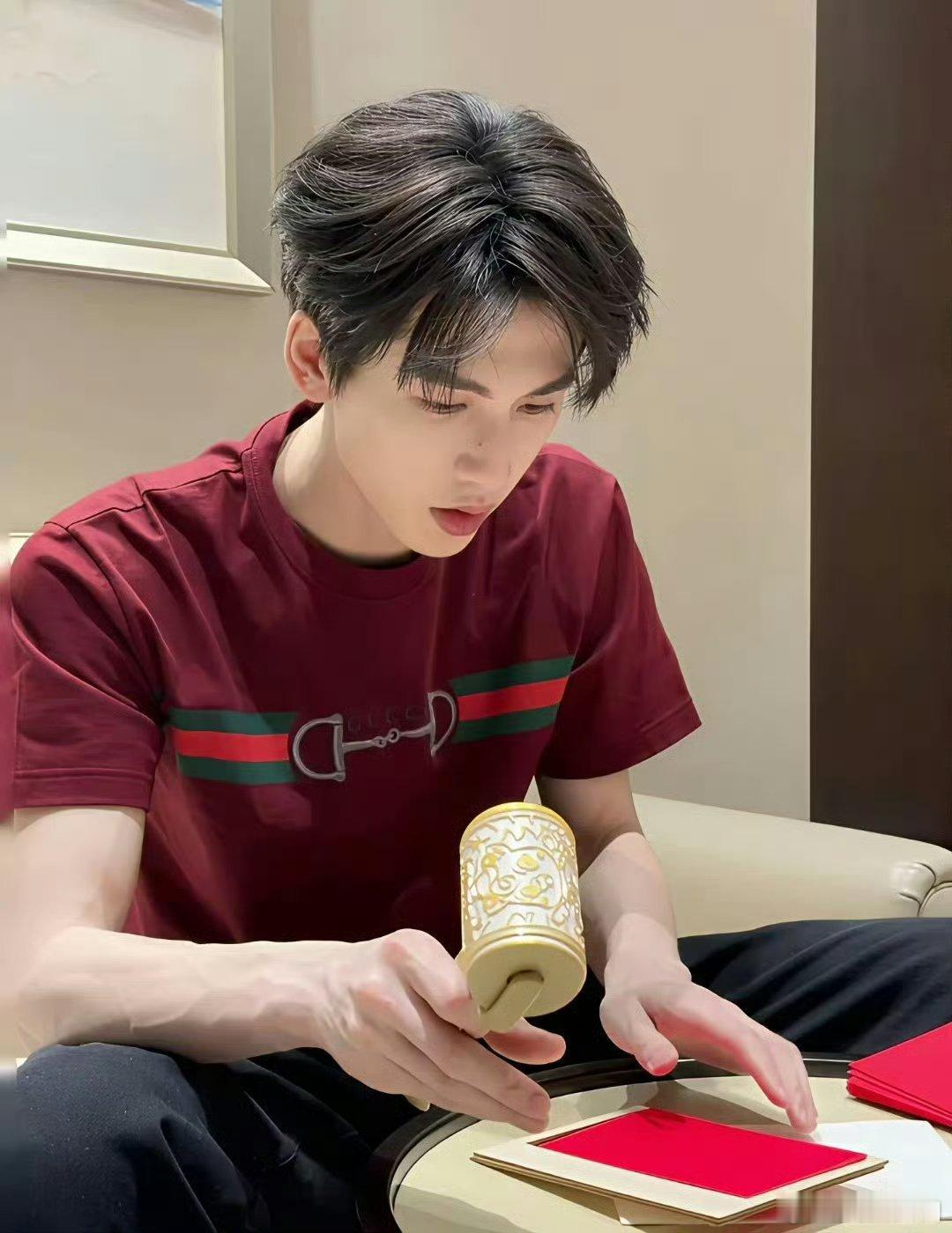 张凌赫胳膊上的血管好明显呀，这组图真是拍出了他的真实颜值，人夫感太强了