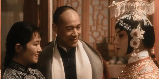 2010年，张丰毅透露，在拍摄《霸王别姬》时，大家都躲着张国荣，觉得很丢人，因为