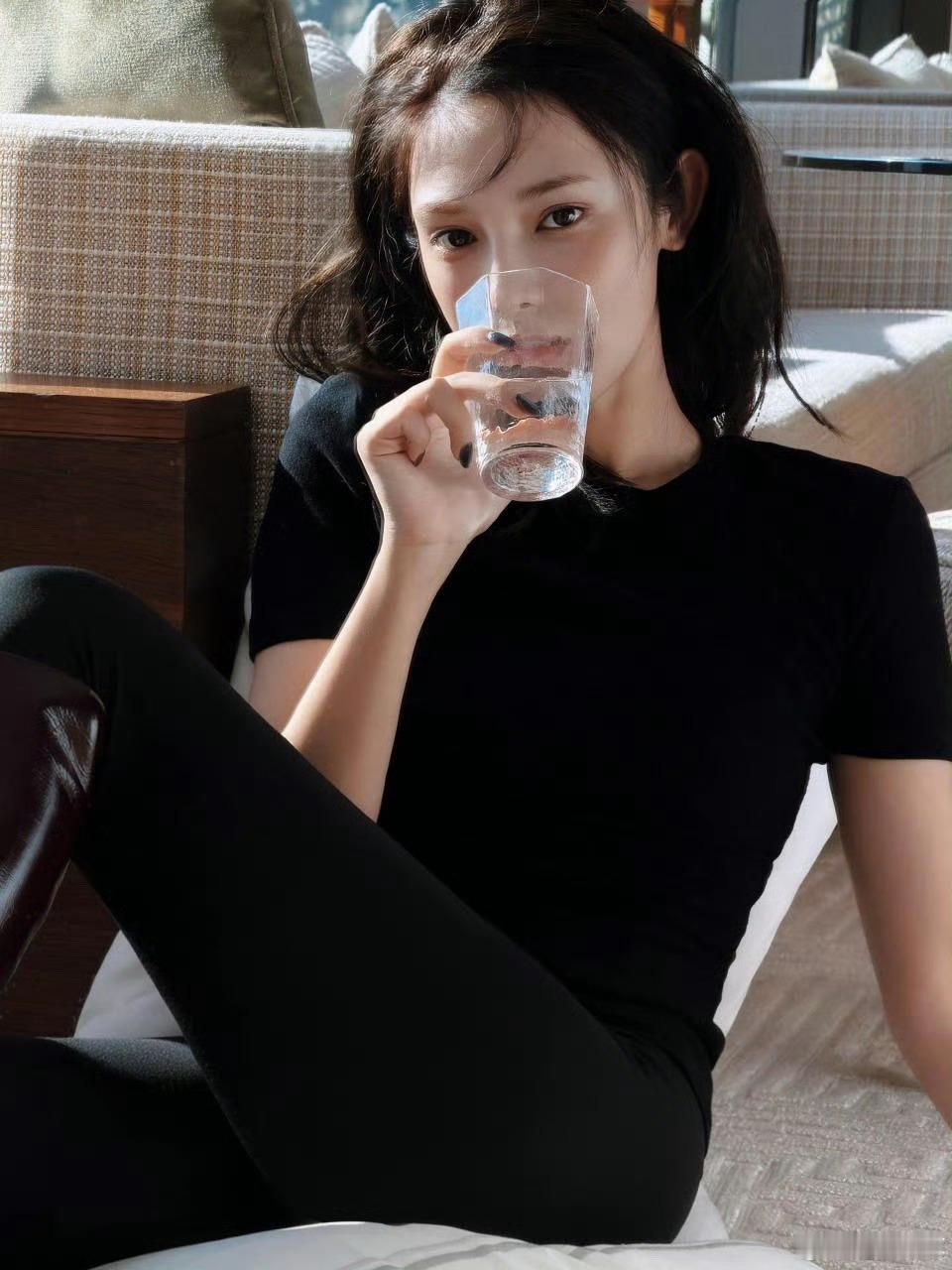 彭小苒白开水妆清冷姐感十足！​​​