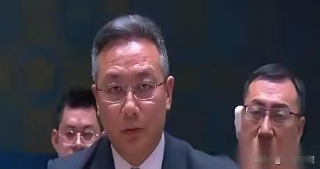 联合国会场，菲律宾代表拿着稿子，清了清嗓子，准备重提十年前那个南海仲裁案。他身后
