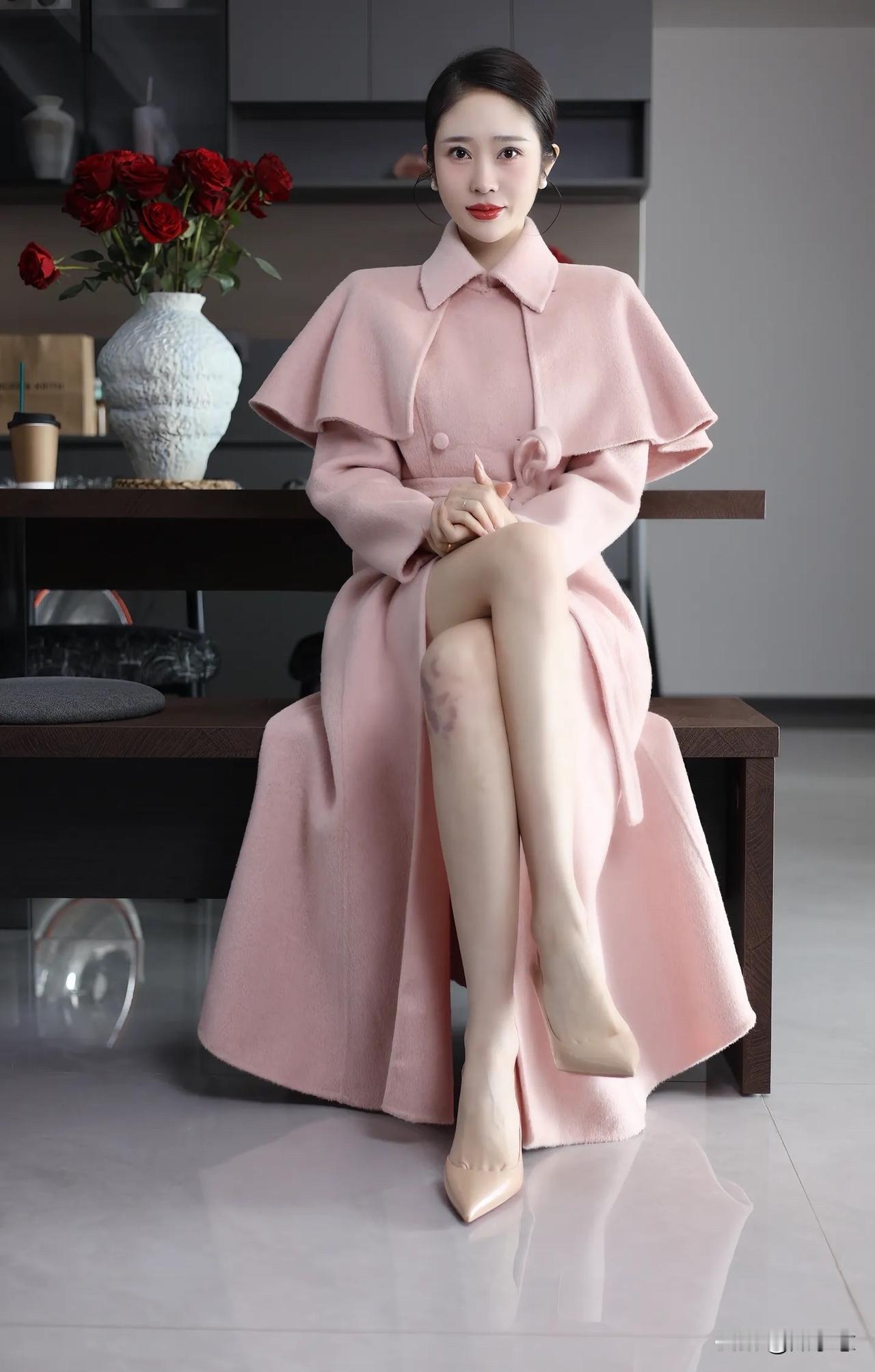 优雅粉裙，玫瑰相伴，时尚穿搭，尽显魅力！