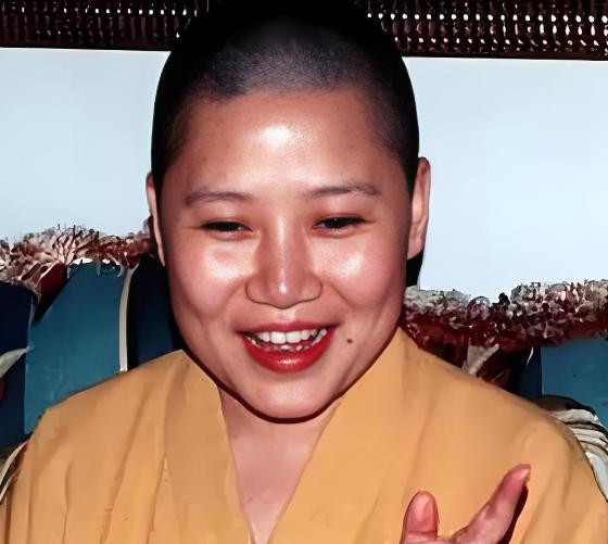 2000年，姜昆在国外碰上已经出家的李娜，出于好奇问她：“你到底为啥出家