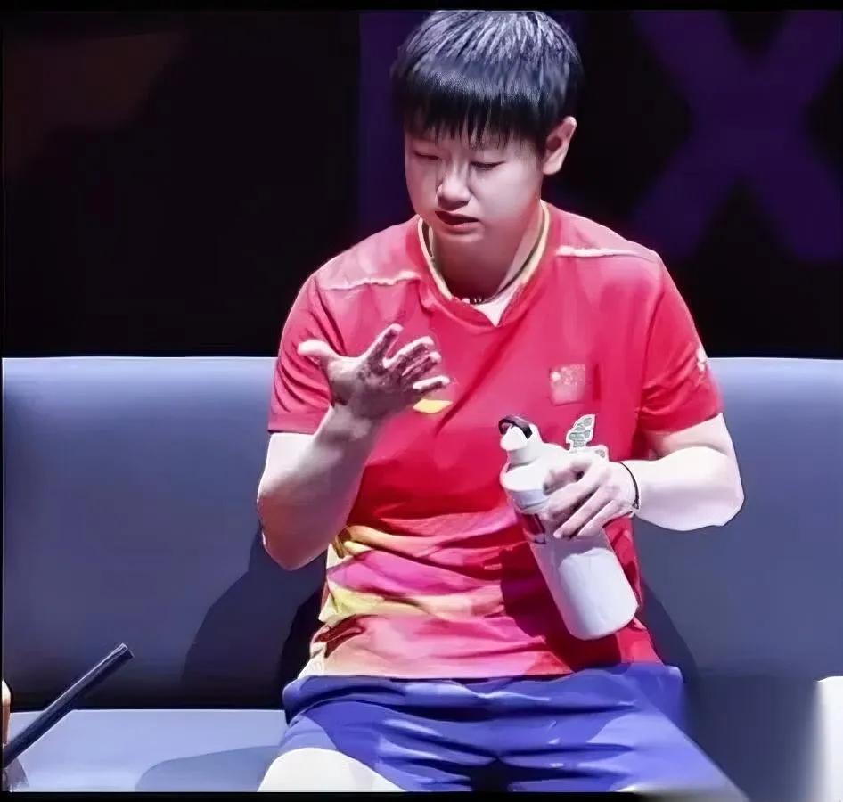 莎莎拧瓶盖连试两次？镜头扫过掌心我破防了局间休息时，她指尖发颤拧不开瓶盖