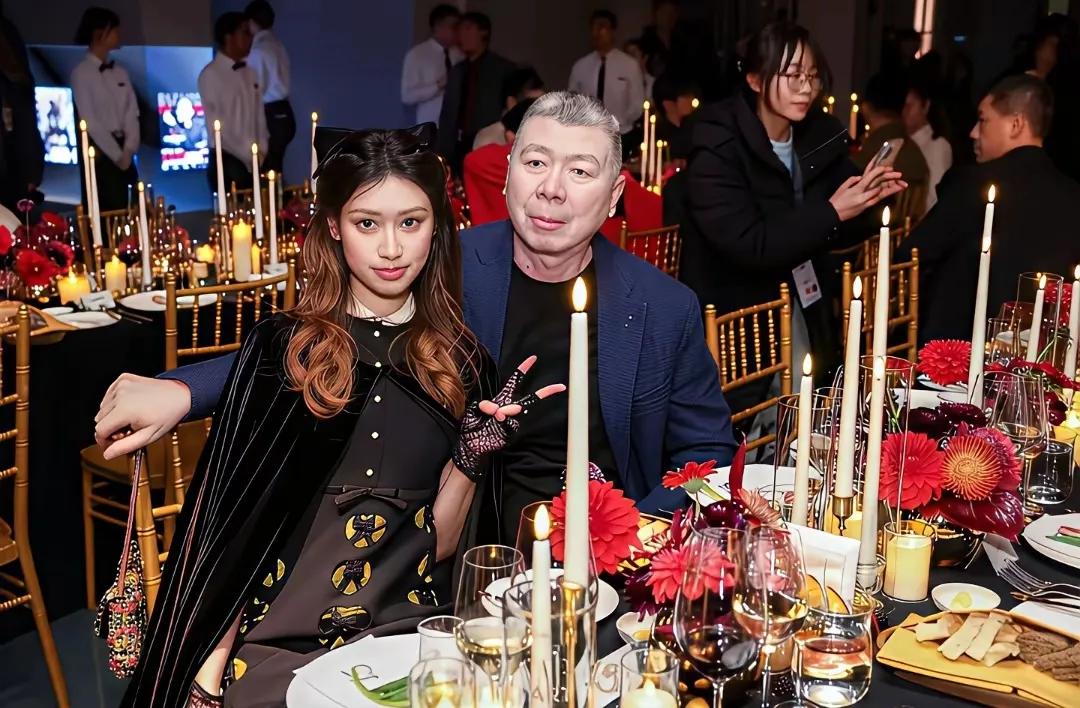 冯小刚导演的女儿都超漂亮！女儿冯思羽，皮肤白皙、长相清秀还爱笑，有一双大长腿。