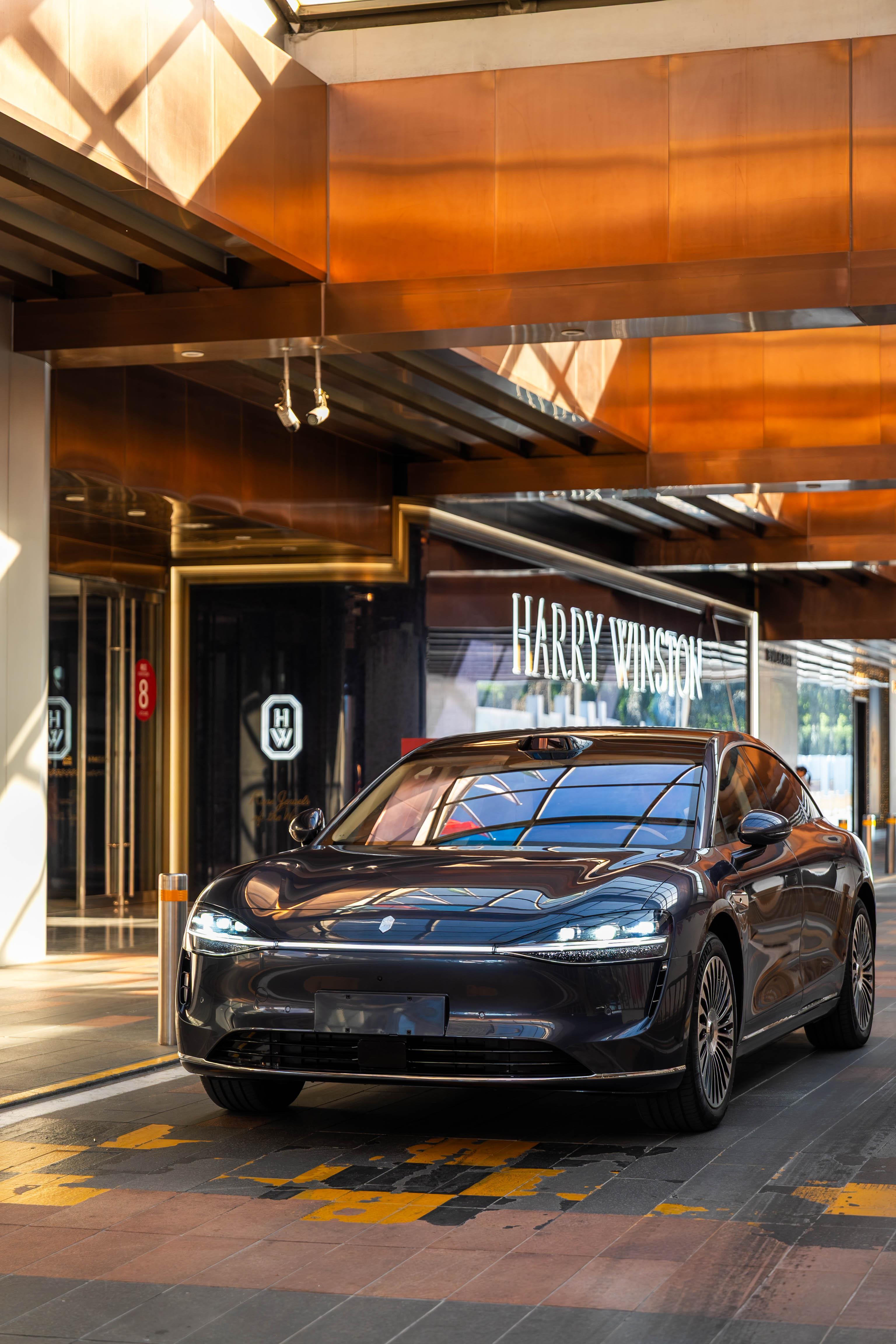 新款享界S9北京街拍应该是手机拍的生图，挺帅的尾灯换成了S9T同款星云尾灯配置应