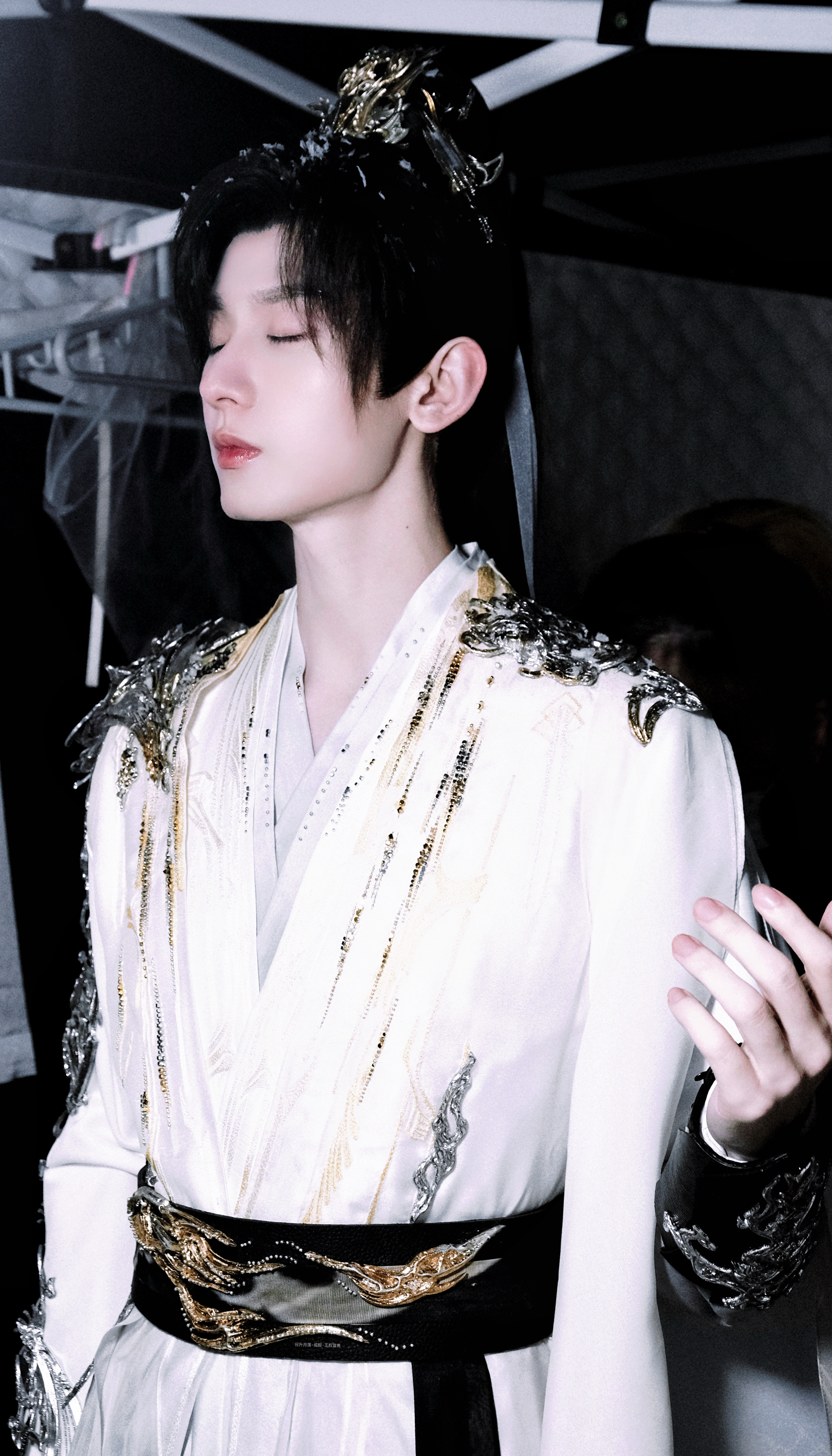 目光从脸挪到手，聚焦到漂亮的手。