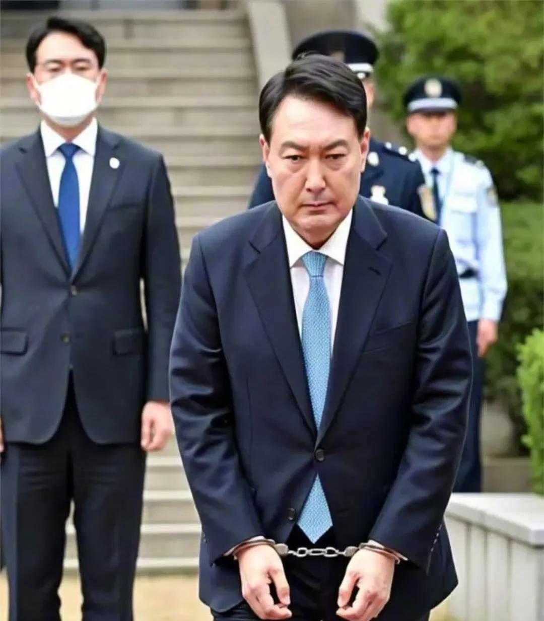 韩国前总统伊锡悦还在继续顽强抵抗，韩国警方已经两次通知他到庭讯问均遭到拒绝。目